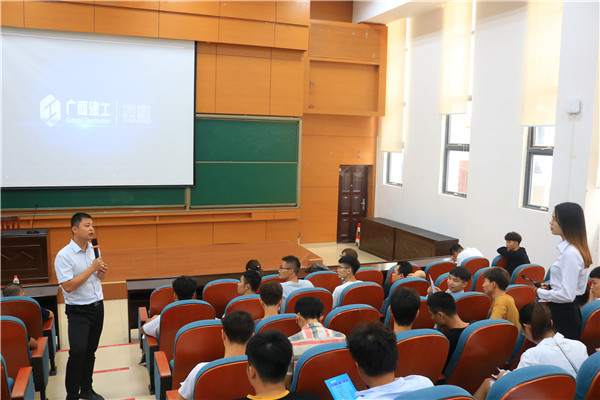 图三 黄文韬书记给同学们解答疑问.JPG