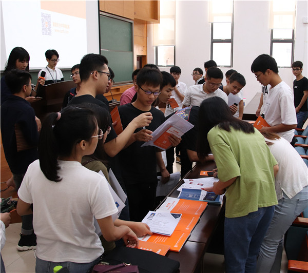 图二 同学们现场递交简历.JPG