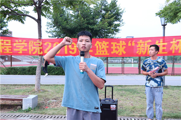 图2:裁判员代表罗加运宣誓.jpg