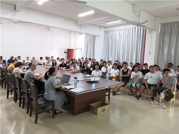 图三:学生认真学习动员会的内容.jpg