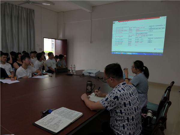 图二:陈艳艳老师在讲解毕业实习的注意事项.jpg