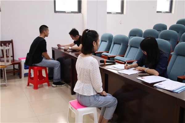 图三 同学们现场面试.JPG